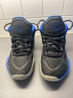 Nike dam basketskor kyrie irving  - Snygga dam basketskor, knappt använda pga att dom var lite för trånga för mig tyvärr. Skulle nog passa nån med strl 38 men är ett par 38,5. Pris kan även diskutera vid snabb affär. Bara kontanter. Finns i Örebro.