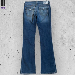 True religion jeans #694 - True Religion jeans i model Boot Cut 💜 Tag 28W 💜Midja (rakt över) 38cm 💜 Innerben 80cm 💜 Ytterben 107cm 💜 Benöppning 22cm 💜  💜Våra mått blir W=29, L=31 💜 Men jämför alltid måtten💜694