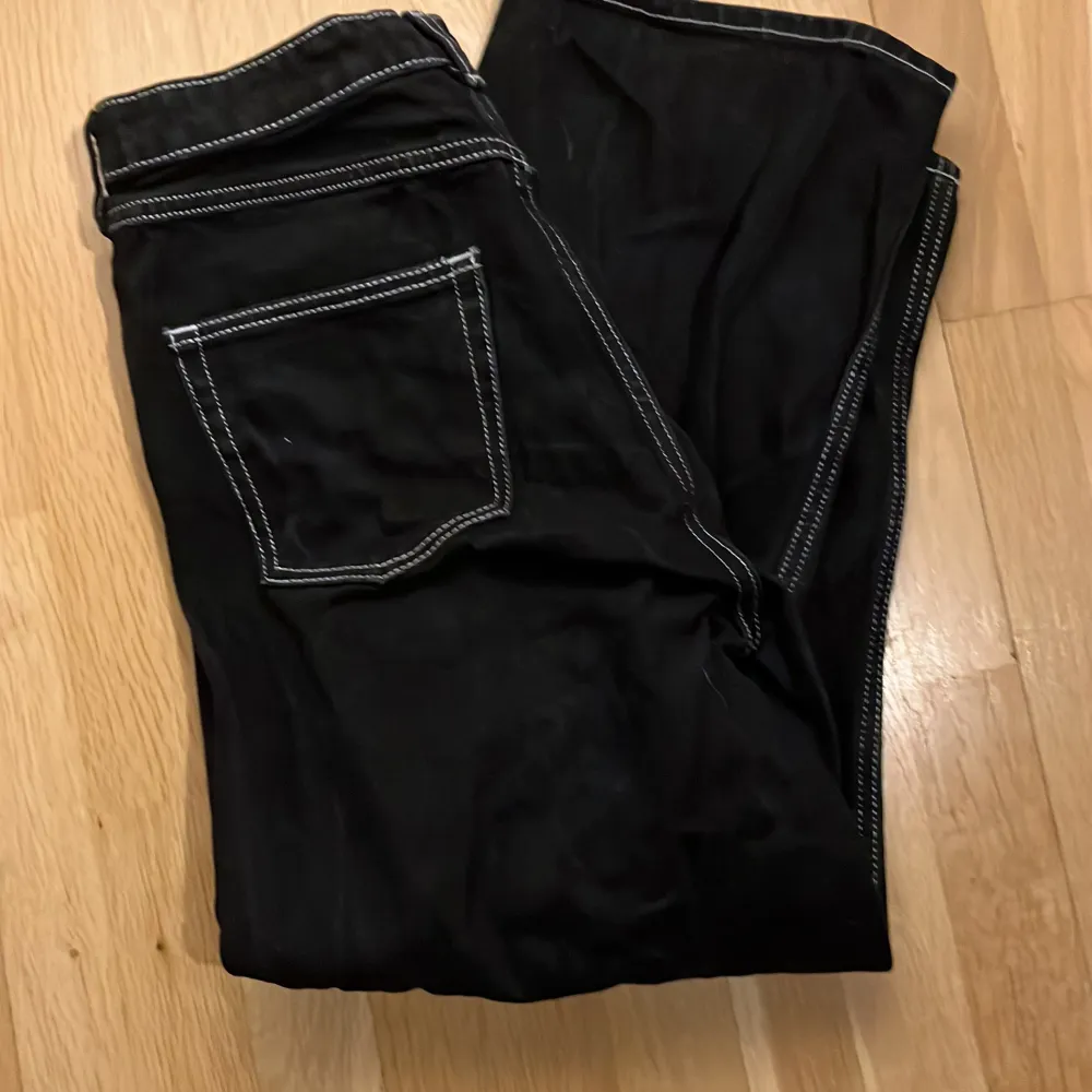 Ett par svarta raka jeans i bra skick, osäker vilken storlek och märke få lappen verkar vara borttagen!! Säljs pga ingen användning, köparen står för frakt❤️❤️. Jeans & Byxor.