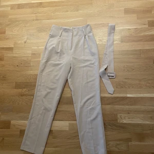 Kostymbyxor - Kostymbyxor från NA-KD strl 36. Knappt använda och kommer inte till användning därav säljer jag dom.