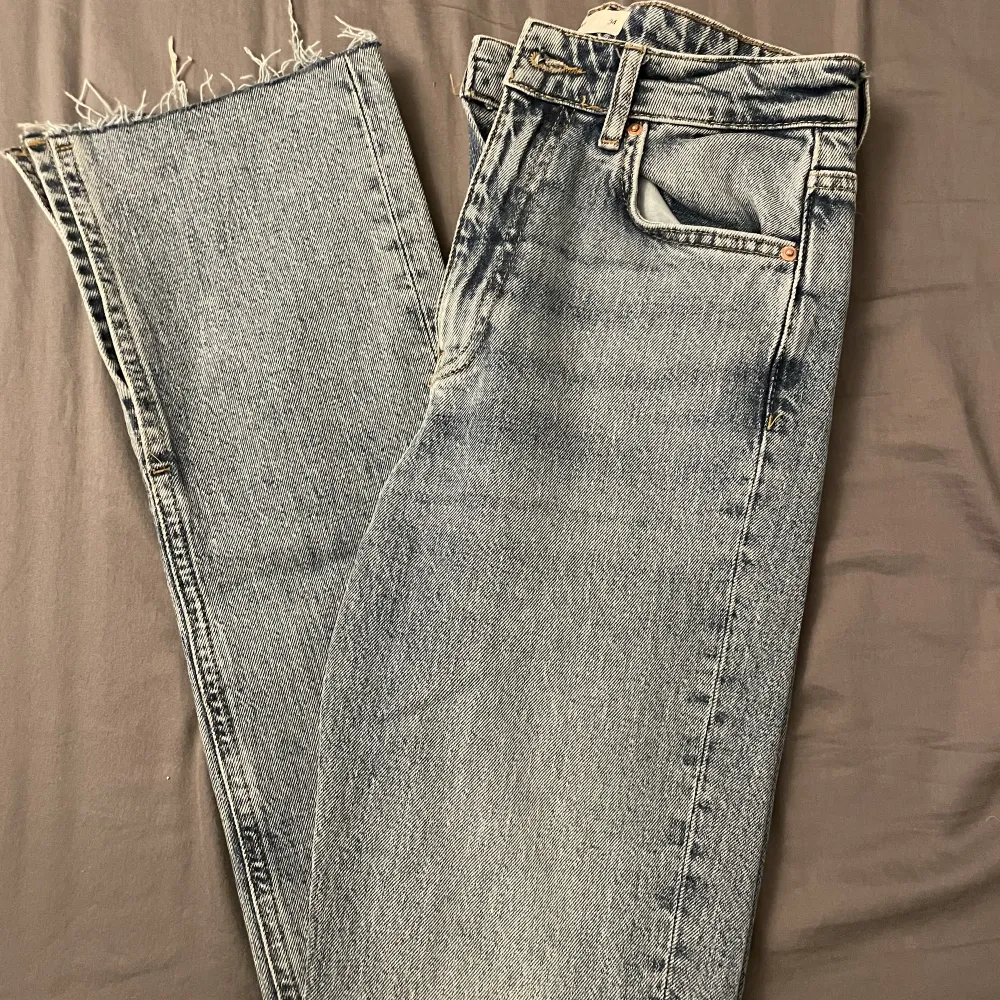 Jättefina jeans från ginatricot, Storlek 34. jag har aldrig använt dom men dom är köpa här på plick❤️inga synliga fel eller skador. Jeans & Byxor.