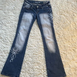 Crazy age jeans  - Lågmidjade Bootcut Crazy age jeans i fint skick! Står storlek 36 men passar även 34!. Innerbenslängd:85 midjemått: 37vill du köpa trycker du på ”köp nu” jag postar alltid samma dag eller dagen efter köp.