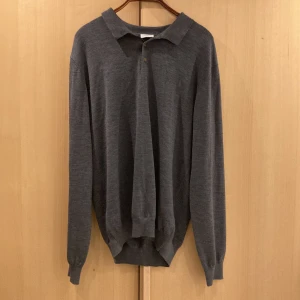 Tröja från John Henrik  - Säljer min fina rygbytröja från  John Henrik i färgen grå. Storlek XL och skick 9/10, inte använd mycket. Nypris 1100kr mitt pris 600kr