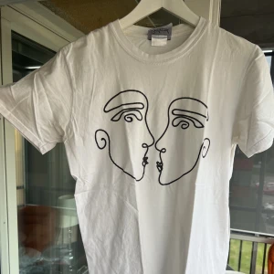 T-shirt med tryck  - Vit T-shirt med tryck. I bra skick.