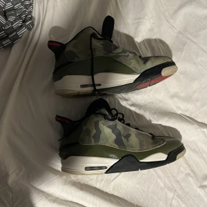 jordan two 3’s - (äkta) vet inte så mycket om dem mer än att de kostar runt 1200kr online, bra kvalitet