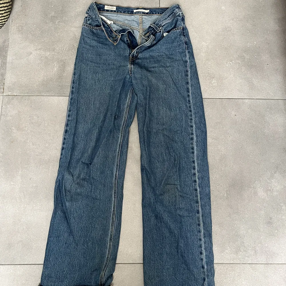säljer nu ett par snygga levis jeans med loose-fit. Som jag visar på bilden så brukade jag vika ner kanten för att få jeansen lågmidjade! . Jeans & Byxor.