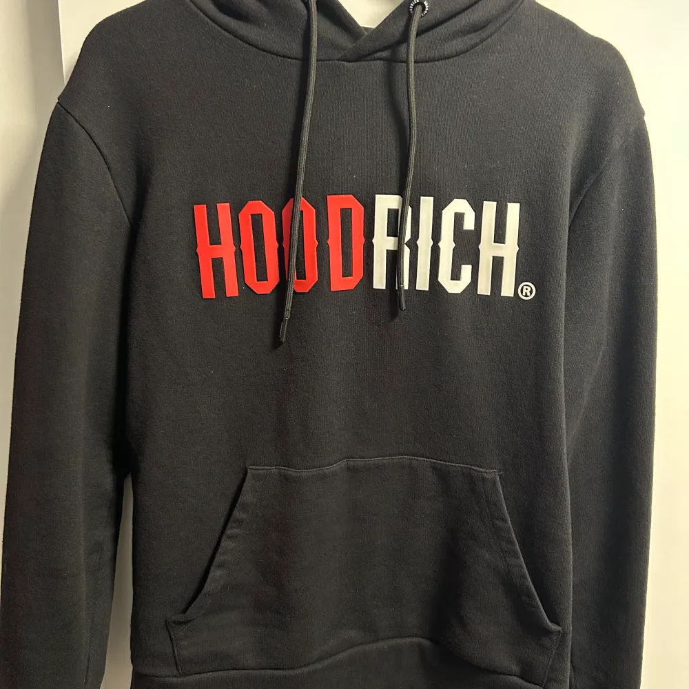 En svart hoodrich hoodie med röd och vit text som är i perfekt skick, helt ny fortfarande. . Tröjor & Koftor.