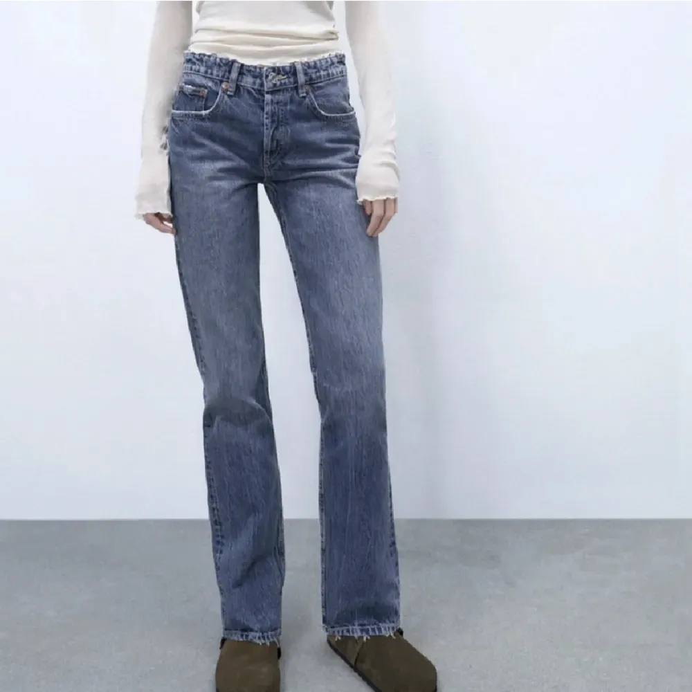 Snygga mid Rise jeans från zara!! Bra skick! Frakten ingår, skriv för fler bilder🫶🏻. Jeans & Byxor.