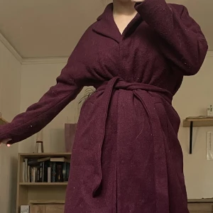 Lila rock från stay  - Här är en lila rock i tjockt material från stay! Obs en knapp saknas, men den kan knäppas bra eller knytas ändå. 