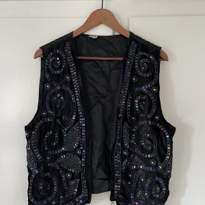 Väst - En vintage väst med mönster i indisk stil