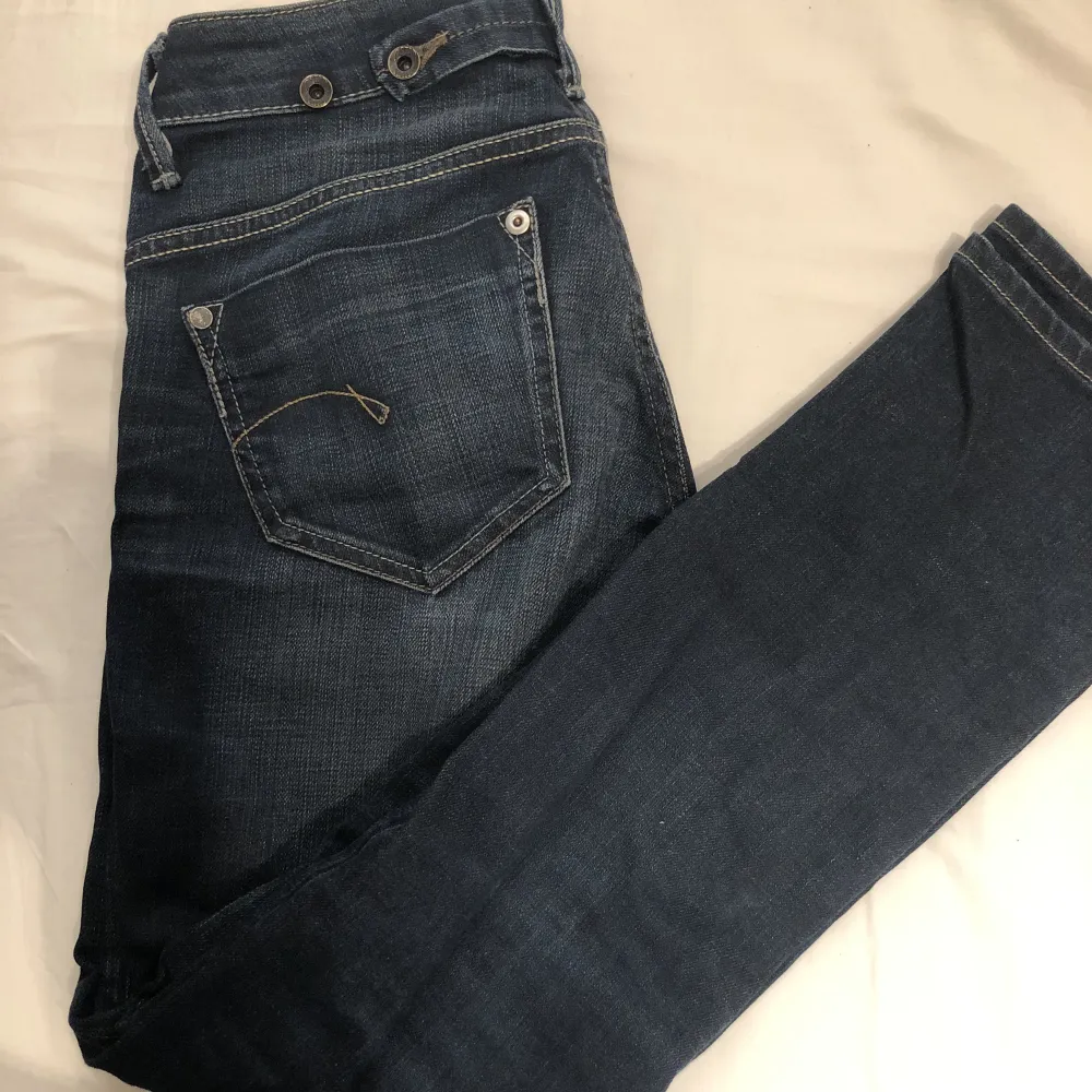 säljer dessa lågmidjade jeans ifrån g-star. dom är i bra skick. Jeans & Byxor.