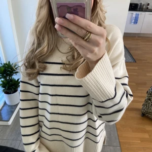 Randig zara tröja  - Säljer denna sköna tröja från zara som just nu är slutsåld på deras hemsida!  Använd fåtal gånger och är i nyskick  Nypris 400kr🤩