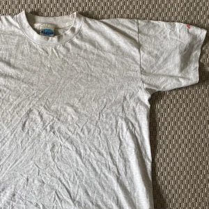 Grå T-shirt  - Grå T-shirt i storlek XL. Bra skick använd fåtal gånger 