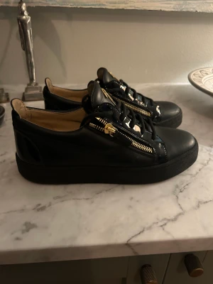 Giuseppes Zannoti - Tjena, säljer mina Giuseppes Zannoti skor som är i mycket bra skick (9,5/10) Ny pris är runt 5500. Box och dustbag finns. Tar även emot byten! skriv om ni är intresserade. PRIS KAN DISKUTERAS 