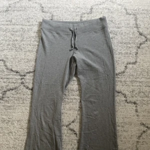 Grå mjukisbyxor  - Grå mjukisbyxor från Brandy Melville med lappen kvar (aldrig använda), använd köp nu! <3