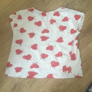 Tröja med hjärtan  - Säljer en tröja med hjärtan 