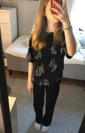 Tröja - Säljer en jättefin t-shirt/tröja/blus, från Monki i jättefint skick, då den inte kommit till användning. Den ser stor ut i modellen men faller jätte fint på kroppen. Skriv så kan vi diskutera pris😊🩷