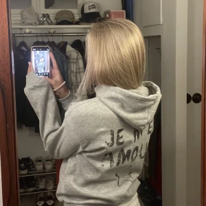 Hoodie - Hoodie som liknar mi Amor hoodien, aldrig använd! kommer inte till användning, där av priset🩷