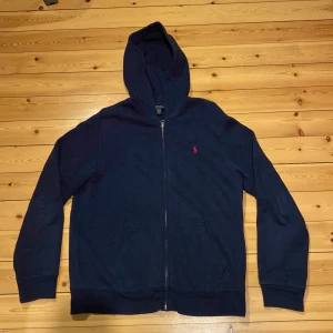 Polo Ralph lauren zip hoodie  - En mycket fin mörkblå Ralph lauren zip hoodie i mycket bra skick. Storlek M men passar till både L och S. Dm för fler frågor 