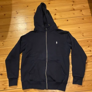 Polo Ralph lauren zip hoodie  - Fickan på zip hoodien har lossnat lite men det går enkelt att fixa och syns ändå inte. Annars i bra skick.
