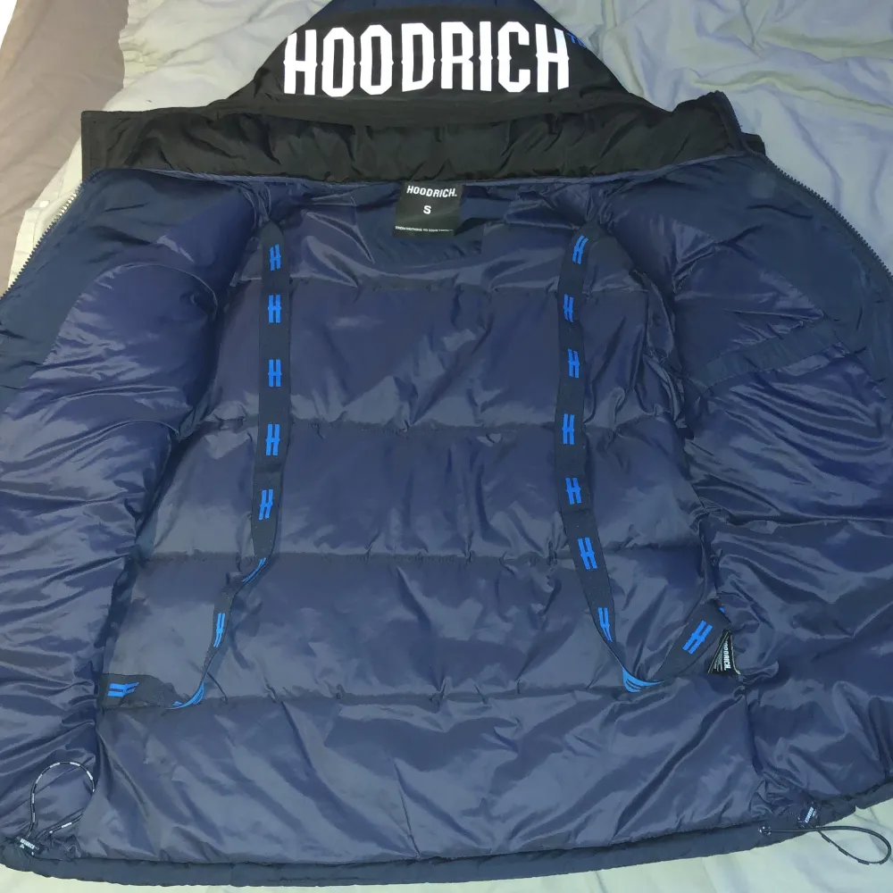 Säljer min Hoodrich puffer jacket Storlek S  Den är perfekt nu till hösten och vinetern eftersom den håller värmen och är varm Priset kan diskuteras . Jackor.