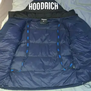Säljer min Hoodrich puffer jacket Storlek S  Den är perfekt nu till hösten och vinetern eftersom den håller värmen och är varm Priset kan diskuteras 
