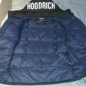 Hoodrich puffer jacket - Säljer min Hoodrich puffer jacket Storlek S  Den är perfekt nu till hösten och vinetern eftersom den håller värmen och är varm Priset kan diskuteras 