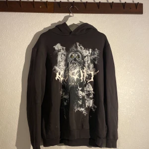 Grå hoodie - Sparsamt använd hoodie med ett tryck av en Uggla. Sjukt skön kvalite och sitter väldigt snyggt