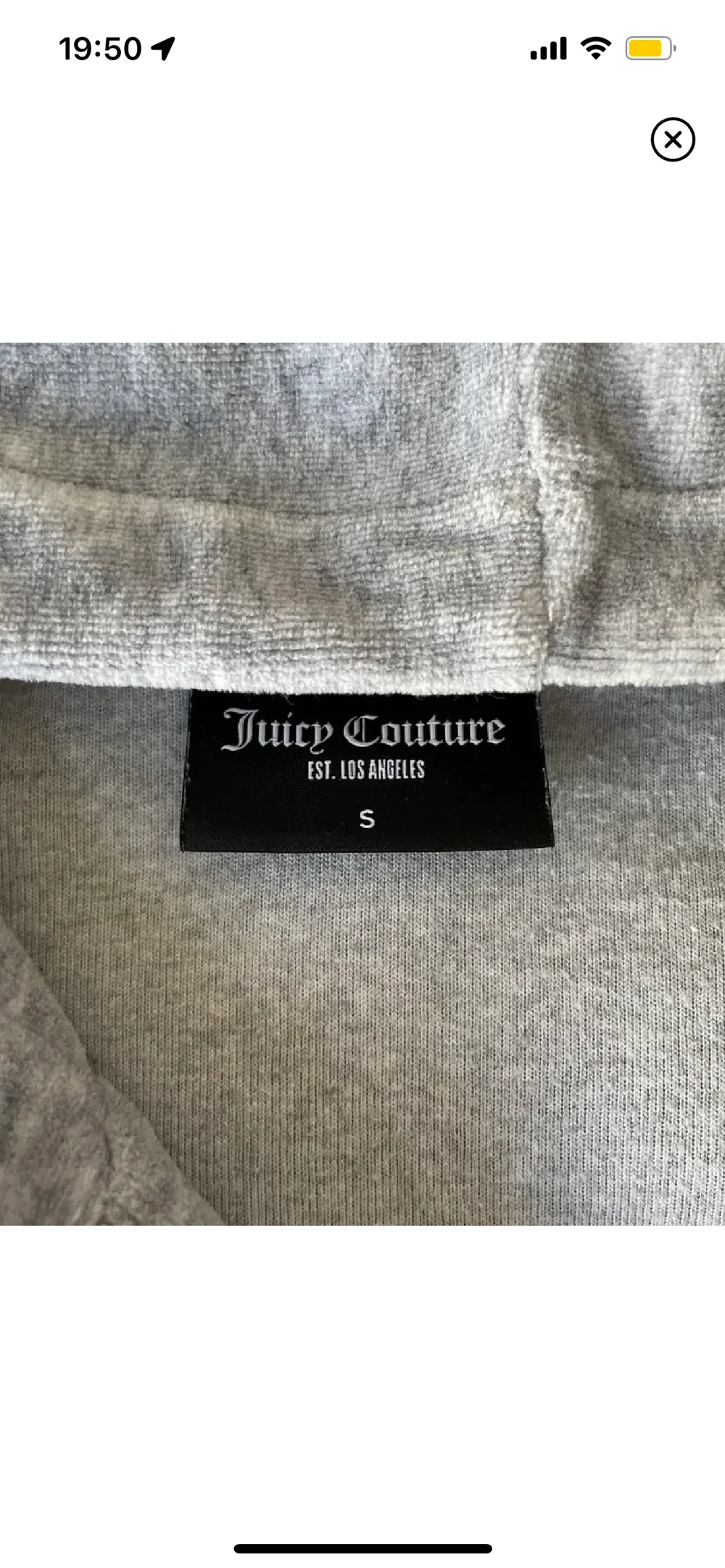 Jag säljer min fina juicy couture tröja is storlek S men passar även xs. Anledning är för att jag inte använder längre men den är i väldigt bra skick. Pris kan diskuteras!. Hoodies.