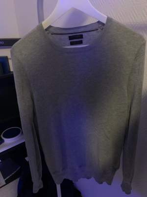 Säljer min gråa Kashmir sweatshirt 9/10 skick 