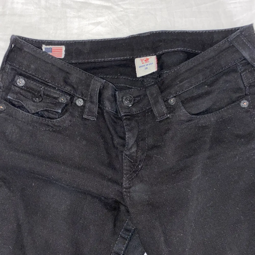 True religion Low waist jeans. Säljer billigt pågrund av att de är sydda längst nere på byxbenen. Nypris 1200kr.❤️ och ett litet hål. Jeans & Byxor.