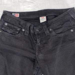 True religion Low waist jeans. Säljer billigt pågrund av att de är sydda längst nere på byxbenen. Nypris 1200kr.❤️ och ett litet hål