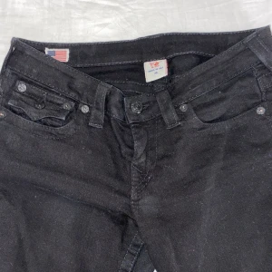 True religion Low waist - True religion Low waist jeans. Säljer billigt pågrund av att de är sydda längst nere på byxbenen. Nypris 1200kr.❤️ och ett litet hål