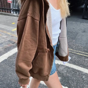 Brandy hoodie - Brun oversized zip hoodie från Brandy Melville! Superfin men har inte använts så mycket 💓 Pris kan diskuteras vid snabb affär! <3