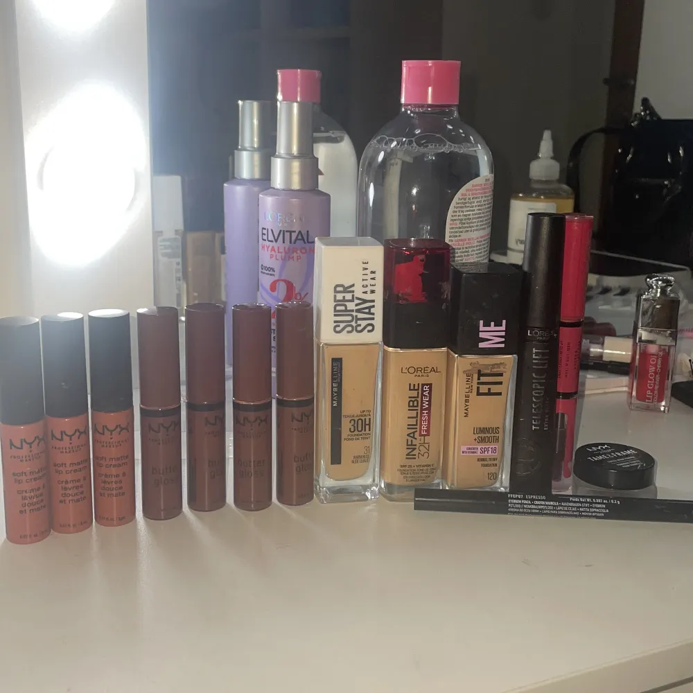 säljer allt de här smink för 700kr nypris: 1848kr ( allt e från hm)  Dior lip oil blir 400kr❤️ Nyx butter gloss på färg Ginger Snap och nyx matte på färg cannes❤️. Accessoarer.