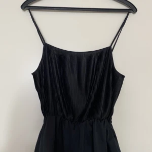 Svart topp - Fint skick topp 👉Storlek:S/M 👉Pris:70:- 🌱Rökfritt finns kanariefågel hemma