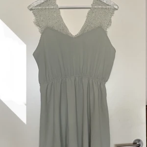 Fint skick klänning  - Fint skick klänning använd bara några timmar. 👉Storlek:L 👉Pris:100:- 🌱Rökfritt finns kanariefågel hemma