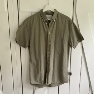 Kortärmad Skjorta These Glory Days - Kortärmad skjorta från These Glory Days i storlek medium. Passformen är regular fit.