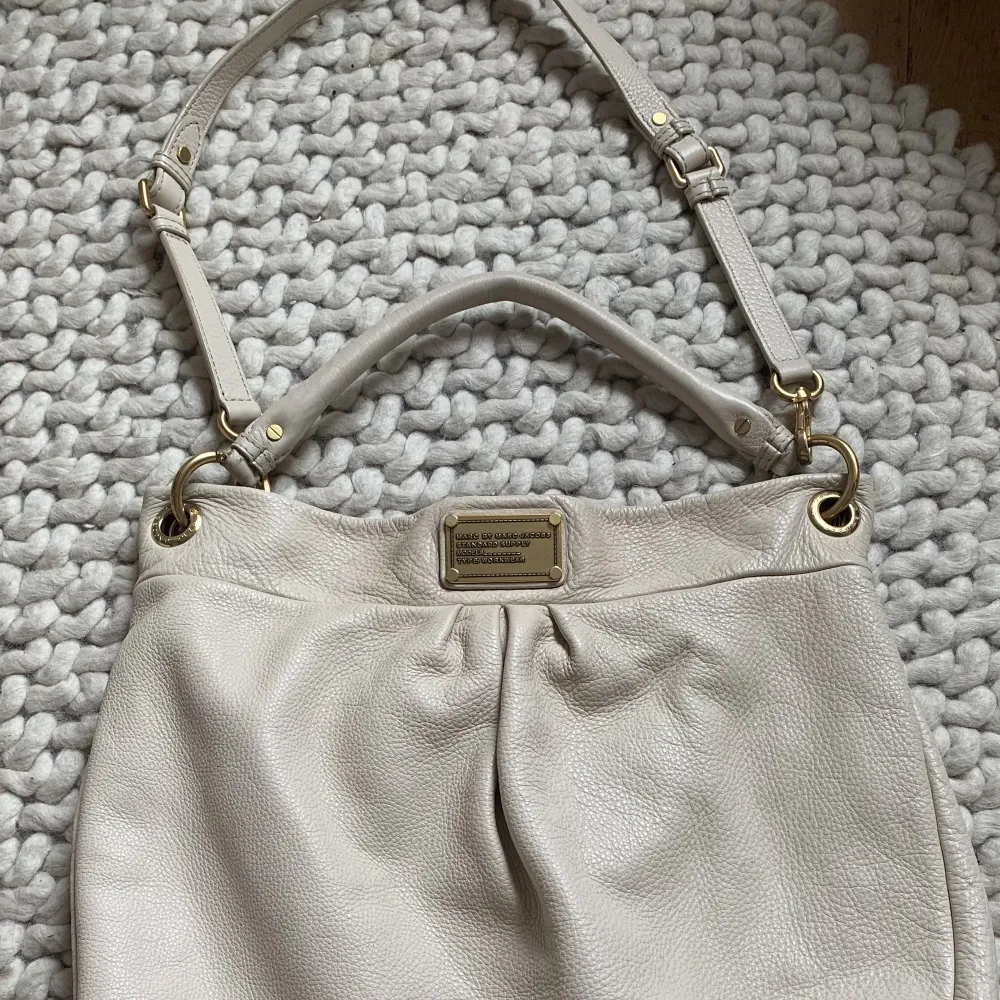 Marc by Marc Jacobs Classic Q hobo bag in structured beige leather. Very good condition and is not for sale anymore by Marc Jacobs. Very good condition, for more questions and pictures please contact me. New price is over 8K, selling for 1K sek.. Väskor.