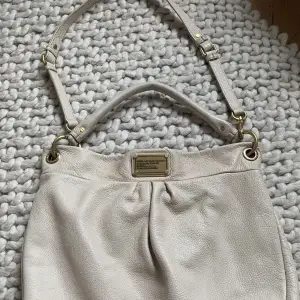 Marc by Marc Jacobs Classic Q hobo bag in structured beige leather. Very good condition and is not for sale anymore by Marc Jacobs. Very good condition, for more questions and pictures please contact me. New price is over 8K, selling for 1K sek.