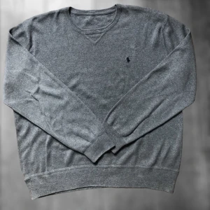 Ralph lauren tröja - En snygga Ralph lauren tröja riktigt snygg nu till hösten. fint skick. Storlek M.   Skriv vid frågor eller funderingar🙌