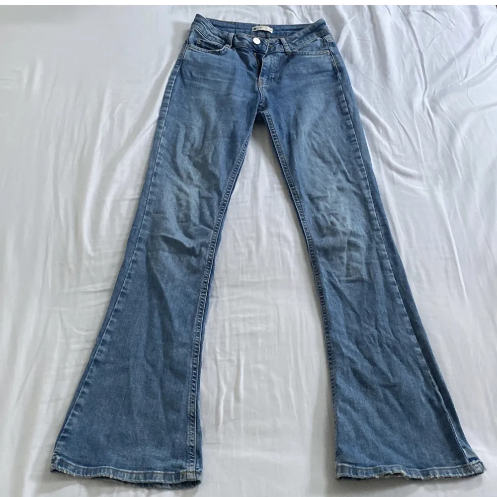 Snygga jeans från Gina tricot. Midjemått 32 rakt över och Innerbenslängd 77. Lite slitna ner till men annars i bra skick.💕. Jeans & Byxor.