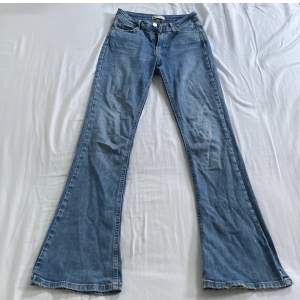 Snygga jeans från Gina tricot. Midjemått 32 rakt över och Innerbenslängd 77. Lite slitna ner till men annars i bra skick.💕