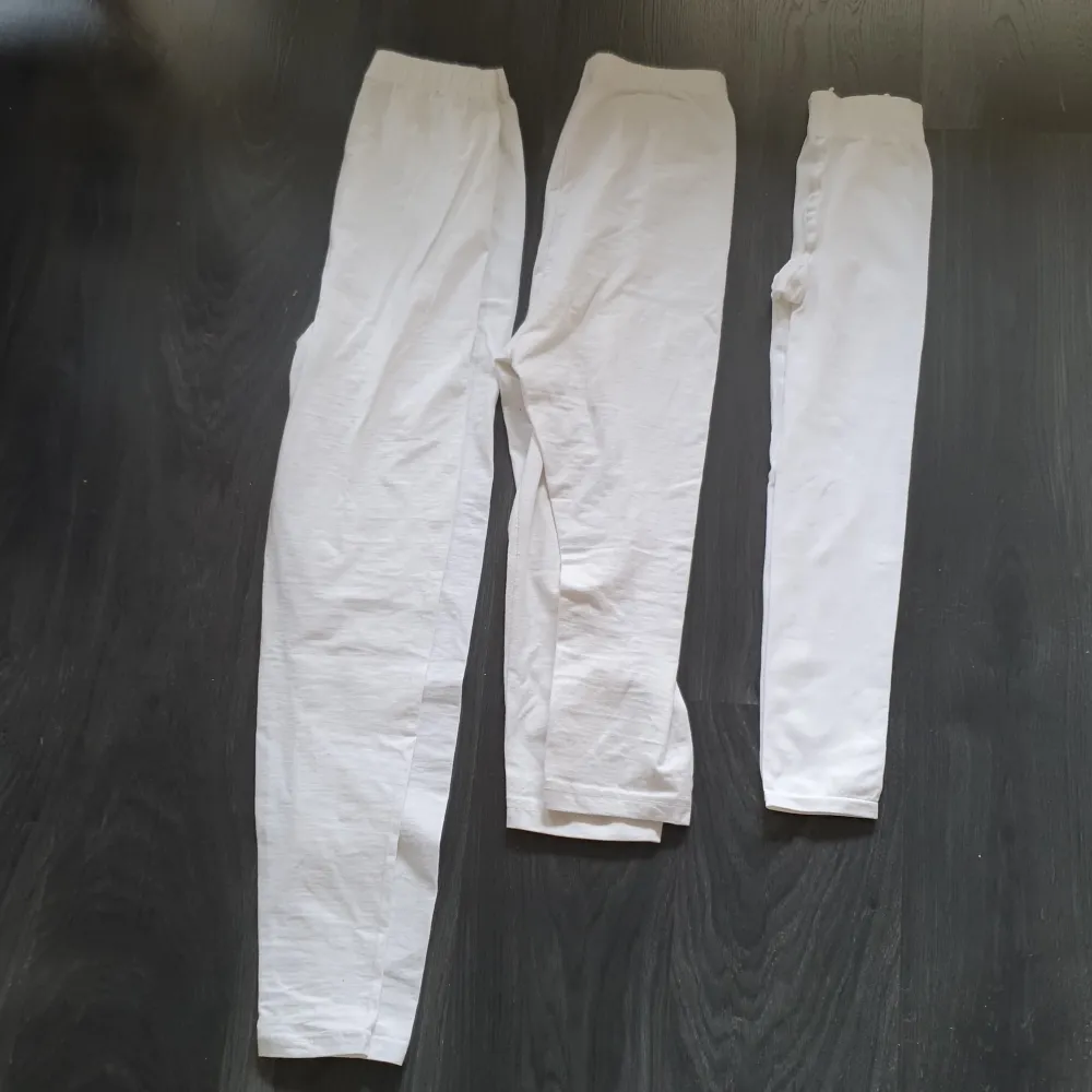 3st vita tights stl 38/40  Sparsamt använda . Jeans & Byxor.