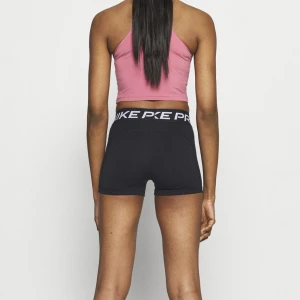 Nike shorts - Säljer dessa söta shorts från nike. Knappt använda i storlek M, små i storleken. 