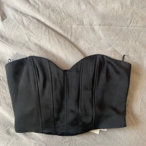 Korsetttopp helt ny! - Helt oanvänd korsettopp från zara! Perfekt till hösten, bara som den är elr över en tshirt🙌 