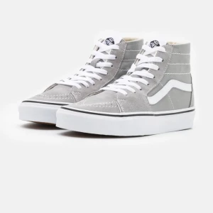 Höga Vans  - säljer gråa höga vans som liknar dom på bilden. Köptes i Göteborg på vans butiken, populära och snygga ! 