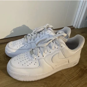 Nike Air Force 1’07 - Säljer ett par nya Nike air force 1’07 som bara använts för att testas, säljer pga för stora för mig, strl 41! Säljer för 799kr! 