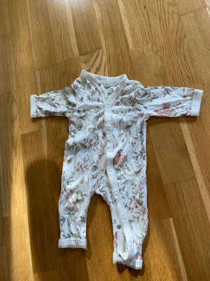 Newbie pyjamas  - Oanvänd utan prislapp. 
