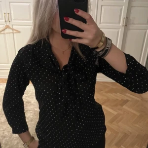 Trekvartärmad blus - Superfin prickig trekvartsärmad blus med rosett framtill🤍 köpare står för frakt! 